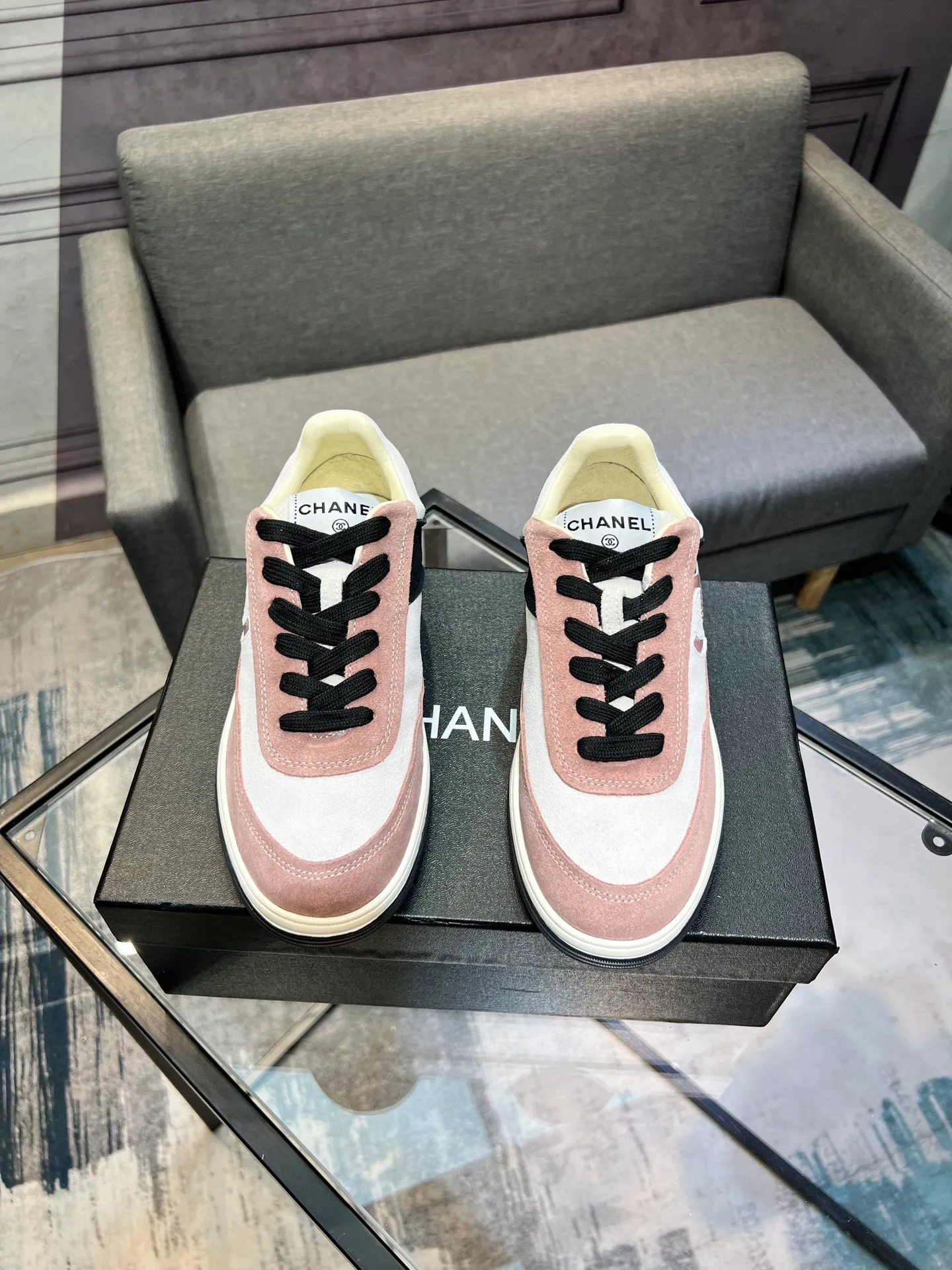 Men's men's shoes 💰620 Exclusive real shot (top version) CHANEL Chanel's new panda sneakers Panda shoes Chanel 2025ss color matching thick-soled casual sports shoes sneakers Counter synchronization The counter is very popular Very difficult to buy a shoe The most popular thick-soled panda shoes on the Internet It is obvious that Xiaoxiang control cannot miss it Simple and versatile white shoes that have both good looks and comfort Thick sole increases height, is super versatile and can be worn with eyes closed😍 Whoever wears it will look better. Upper: calfskin. Lining: imported sheepskin lining. Outsole: TPU original outsole. Size: 35-44 (41 for women, 40 for men, custom made).